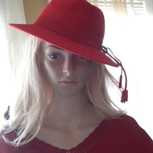 Red 100% wool hat